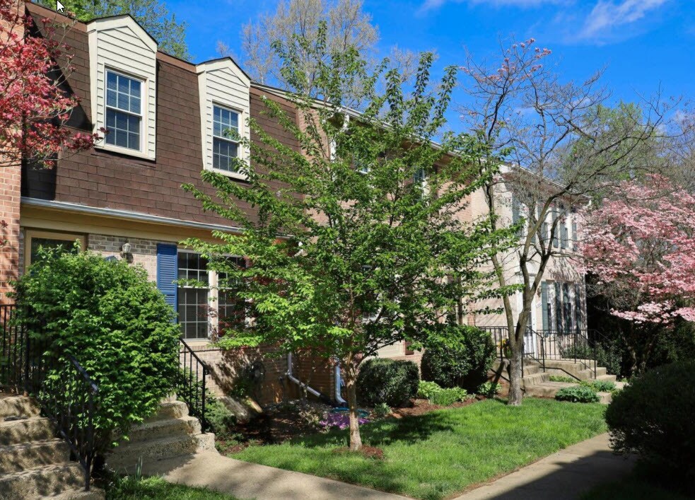 2862 Lafora Ct in Vienna, VA - Building Photo