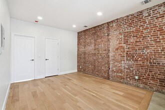 233 1/2 Summit Ave in Jersey City, NJ - Building Photo - Building Photo