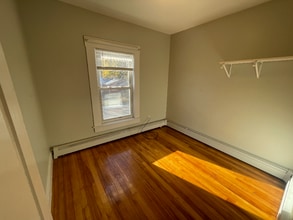 42 Charlton St in Oxford, MA - Building Photo - Building Photo