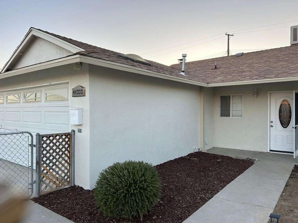 44333 22nd St W in Lancaster, CA - Foto de edificio