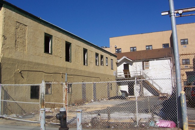 11-38 Foam Pl in Far Rockaway, NY - Foto de edificio - Building Photo