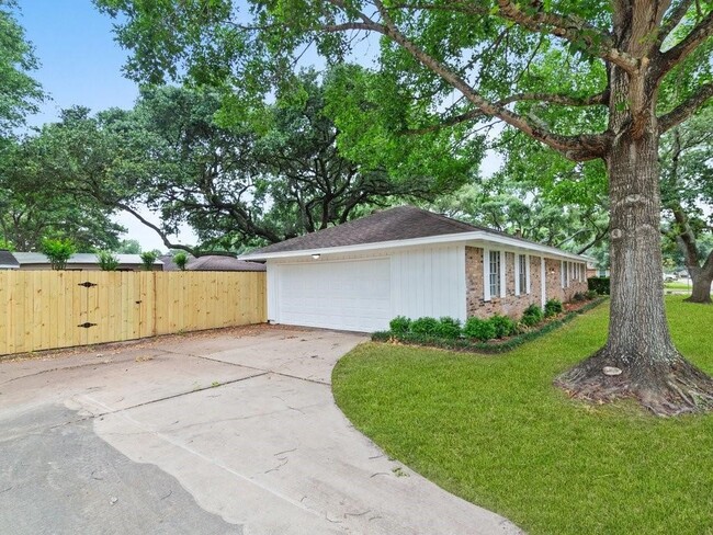 property at 2001 Briar Ln