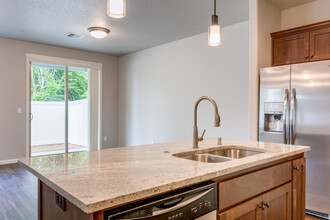 Orchards Rowhomes- in Vancouver, WA - Building Photo - Building Photo