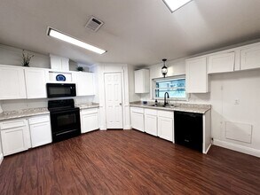 2325 Salt Creek Trail in Oviedo, FL - Foto de edificio - Building Photo