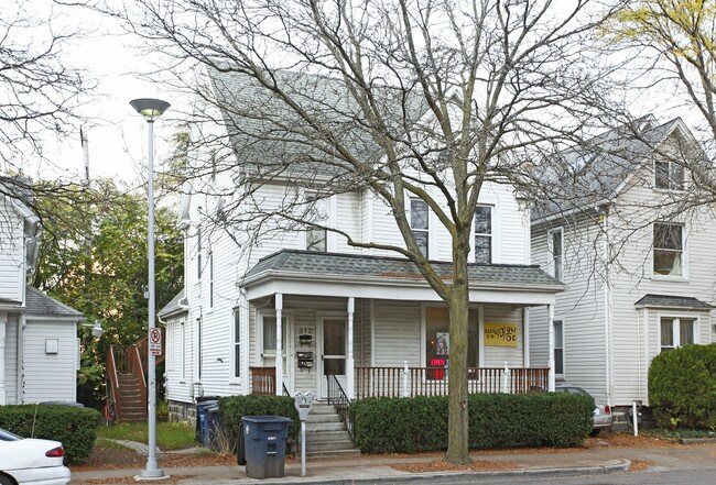 312 Thompson St in Ann Arbor, MI - Foto de edificio - Building Photo