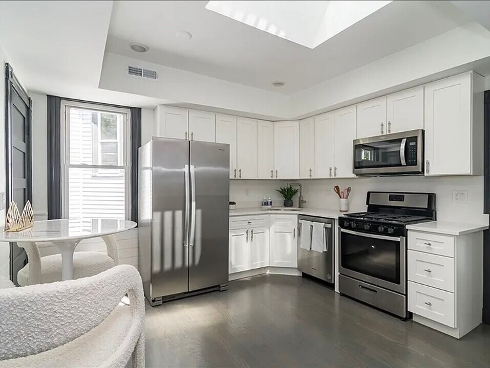19 Peverell St, Unit 3R in Boston, MA - Building Photo