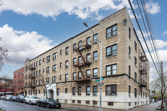 39-02 111th St in Corona, NY - Foto de edificio - Building Photo