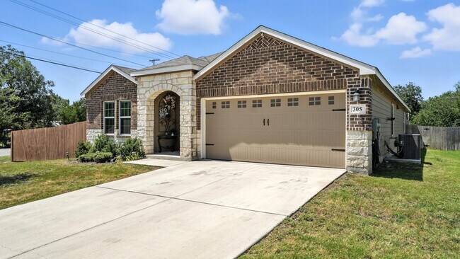 305 N Kowald Ln in New Braunfels, TX - Building Photo - Building Photo