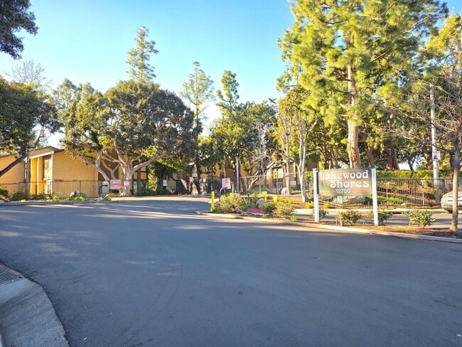 12750 Centralia St in Lakewood, CA - Building Photo - Building Photo