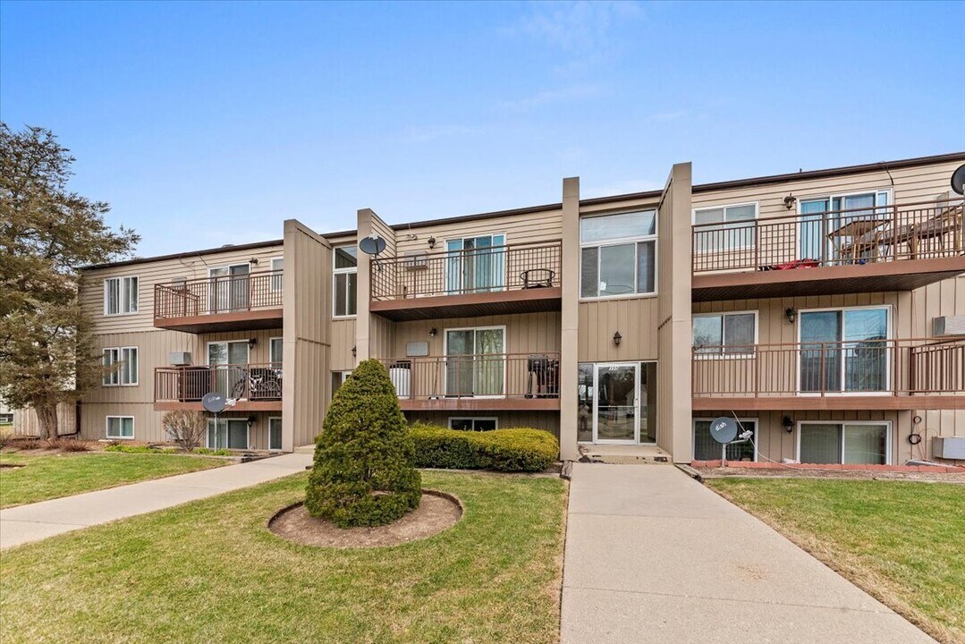 350 S Main St in Wauconda, IL - Building Photo