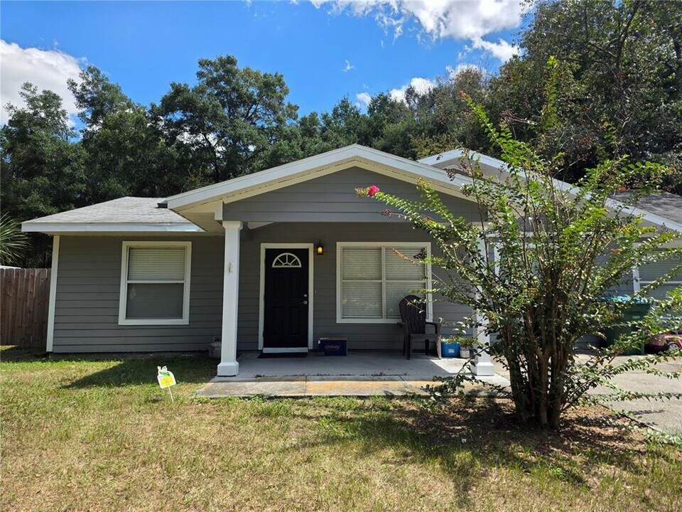 1207 SW 255th St in Newberry, FL - Building Photo