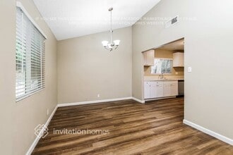 13427 Almetz St in Los Angeles, CA - Foto de edificio - Building Photo