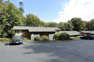 Whisperwood Apartments in Seattle, WA - Foto de edificio - Building Photo