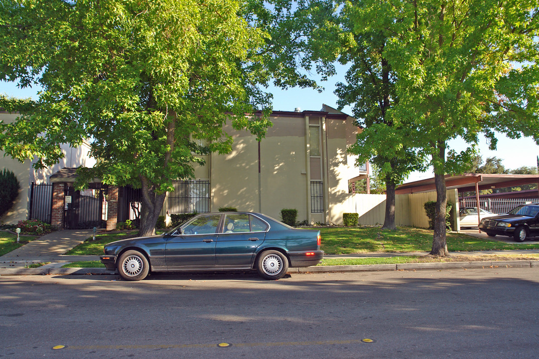 Buckingham Place Apartmemts in Stockton, CA - Building Photo