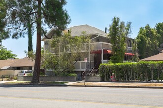 17078 Chatsworth St in Granada Hills, CA - Building Photo - Building Photo