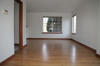 694 Lincoln Station Dr in Oswego, IL - Building Photo - Building Photo