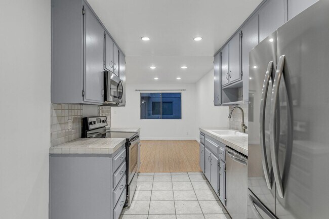 121 Croft Ave in Los Angeles, CA - Building Photo - Building Photo