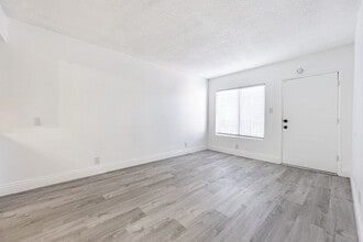 The Embers Apartments in Downey, CA - Foto de edificio - Interior Photo