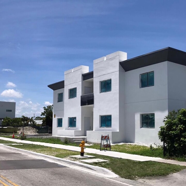 414 Foster Rd in Hallandale Beach, FL - Building Photo