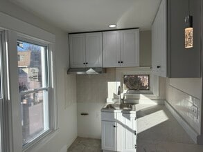 2054 E 14th St, Unit Fl 2 in Brooklyn, NY - Foto de edificio - Building Photo