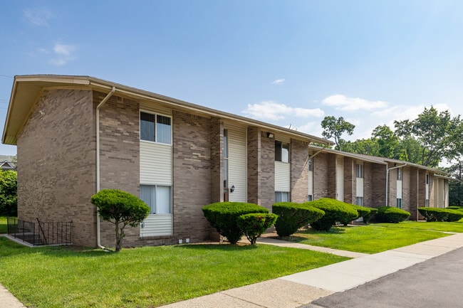 Camelot Apartments in Ypsilanti, MI - Building Photo - Building Photo