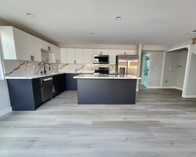 2223 S Highland Ave in Los Angeles, CA - Building Photo - Building Photo