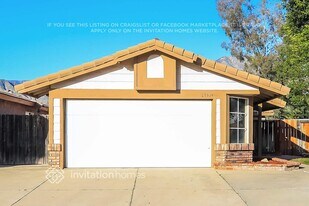 27394 Rustic Ln in Highland, CA - Building Photo