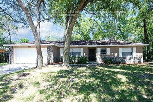 100 Laguna Ct in Sanford, FL - Building Photo