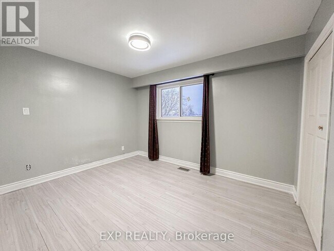 5 Gooderham Dr in Toronto, ON - Building Photo - Building Photo