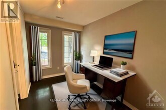 2011 Madrid Ave in Ottawa, ON - Building Photo - Building Photo