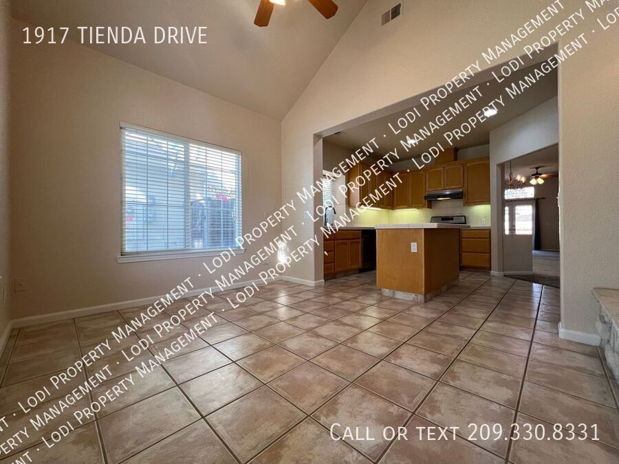 1917 Tienda Dr in Lodi, CA - Building Photo