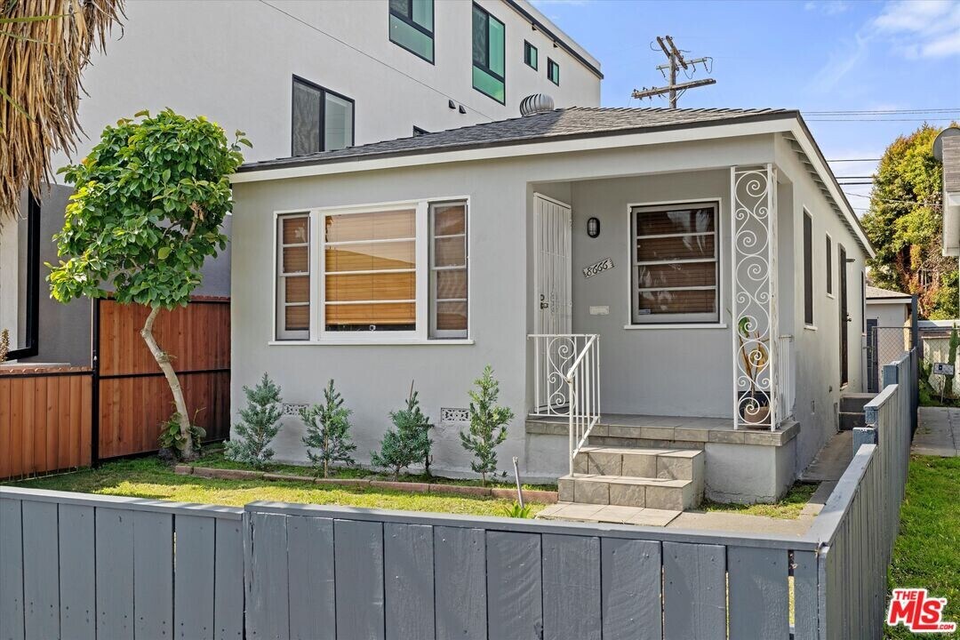8666 Cadillac Ave in Los Angeles, CA - Building Photo