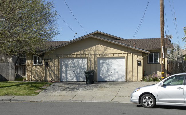 8625-8627 Beverly Ln in Dublin, CA - Foto de edificio - Building Photo