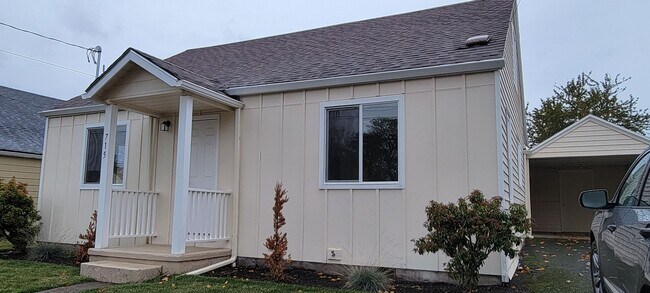 715 NE 13th St in McMinnville, OR - Building Photo - Building Photo