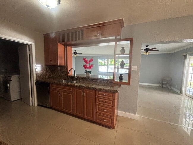 6881 SW 6th St in Pembroke Pines, FL - Building Photo - Building Photo