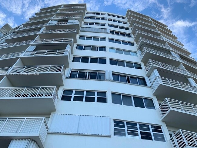 710 N Ocean Blvd, Unit 812 in Pompano Beach, FL - Building Photo - Building Photo