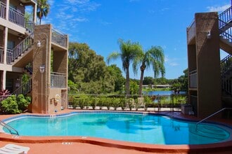 Lakeshore Apartments in St. Petersburg, FL - Foto de edificio - Building Photo
