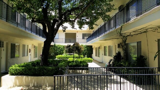 1830 Greenfield Ave, Unit 15 in Los Angeles, CA - Building Photo - Building Photo