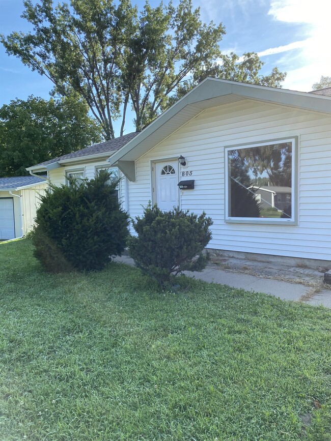 property at 805 S 7th St