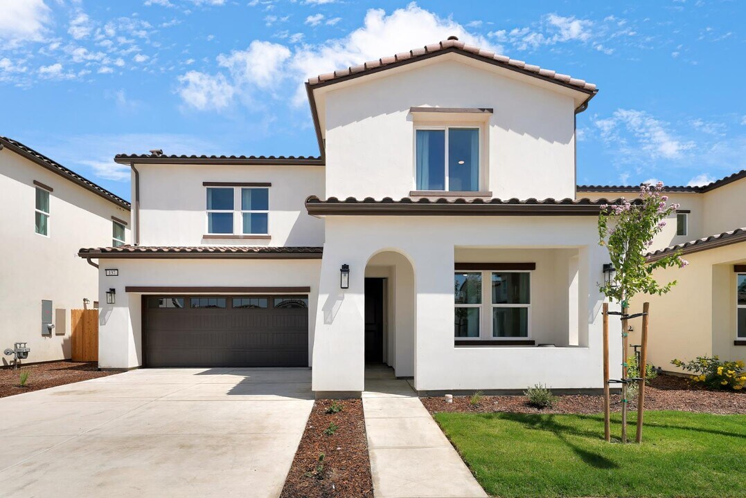 2162 W Solo Wy in Hanford, CA - Building Photo