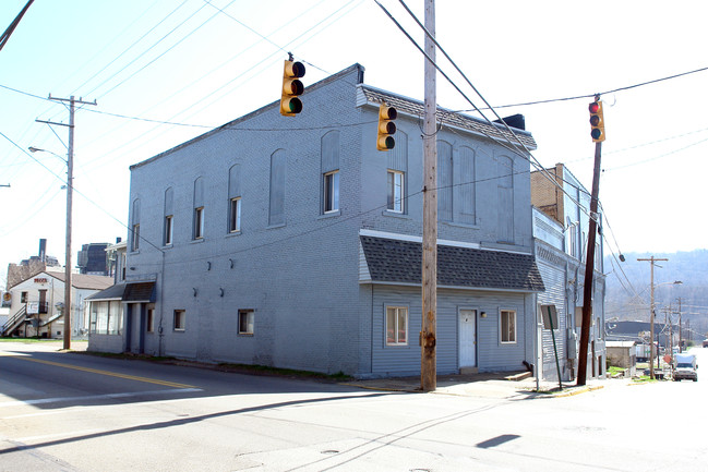 1100 Pittsburgh St in Springdale, PA - Building Photo - Building Photo