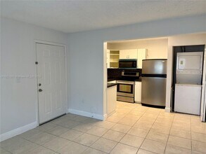 350 Palm Cir W in Pembroke Pines, FL - Building Photo - Building Photo