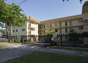 Holly House Apartments in North Miami, FL - Foto de edificio - Building Photo