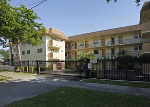 Holly House Apartments in North Miami, FL - Building Photo - Building Photo