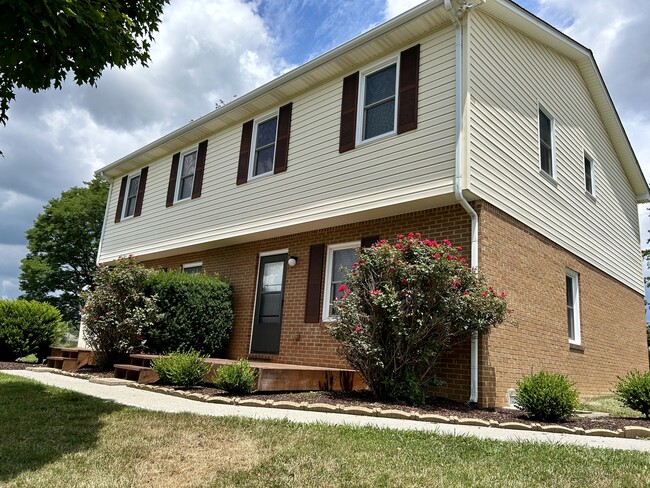 2836 Walls Branch Rd in Blacksburg, VA - Building Photo - Building Photo