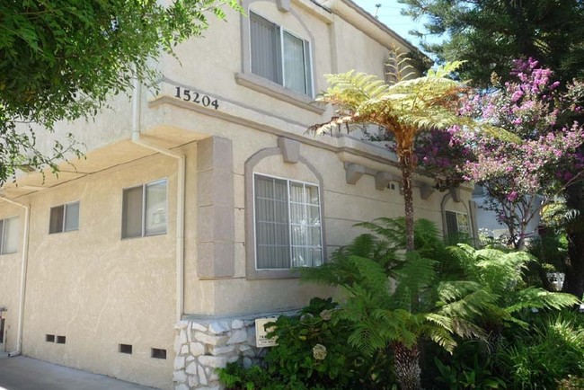 15204 Dickens St in Sherman Oaks, CA - Foto de edificio - Building Photo