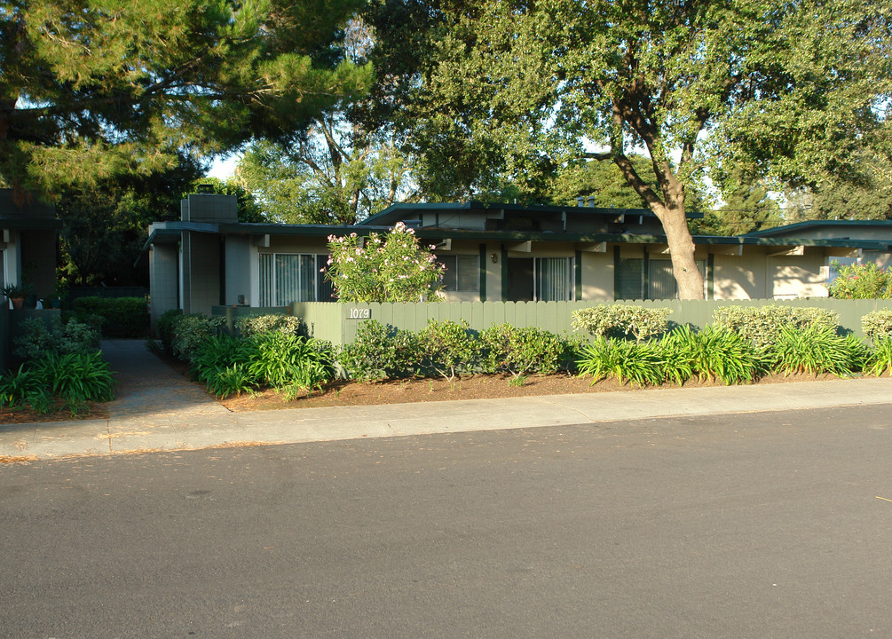 1079 Tanland Dr in Palo Alto, CA - Building Photo