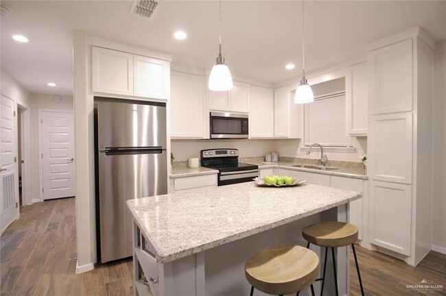 2011 Stardust Ln, Unit 2 in Edinburg, TX - Building Photo - Building Photo