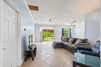 1242 Olympic Cir in Greenacres, FL - Foto de edificio - Building Photo