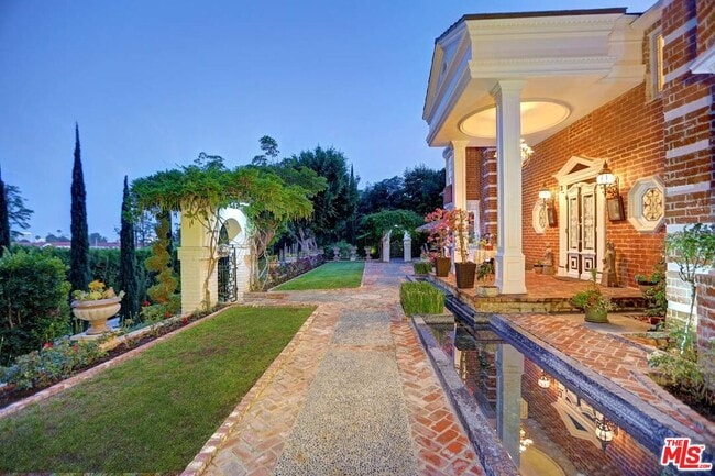 725 N Faring Rd in Los Angeles, CA - Building Photo - Building Photo